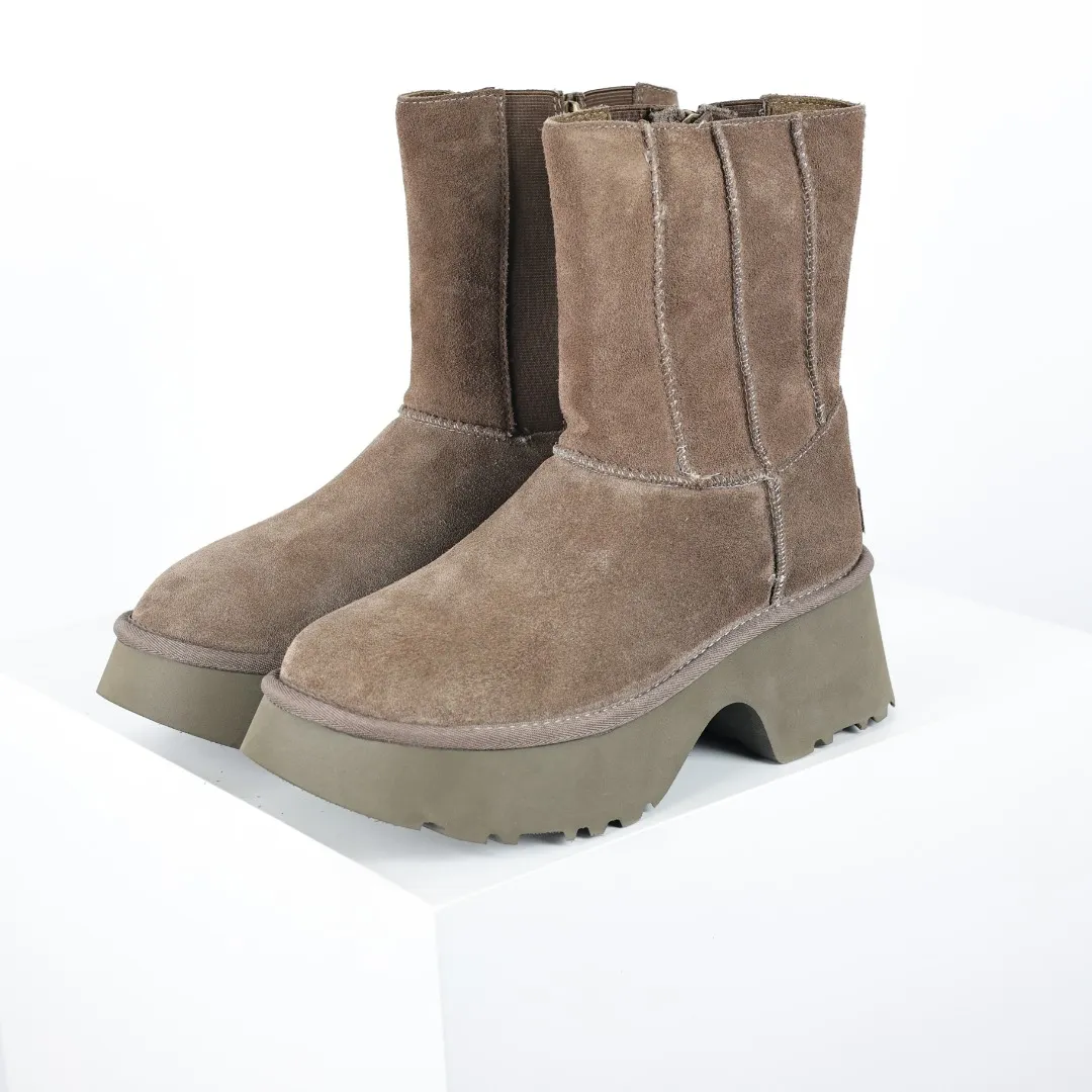 Pick up locally 💰700 Core recommended good price It is a very suitable choice for home furnishings. In the new year, uug launched a series of styles, which are partial to the preferences of young consumers and have also moved to the forefront of fashion trends. Shoe body material: water-repellent coated suede upper, 17 mm UGGPURE™ implantable wool insole, lightweight non-slip and comfortable rubber outsole, with brand LOGO and trademark, with full packaging Size: 35 36 37 38 39 40